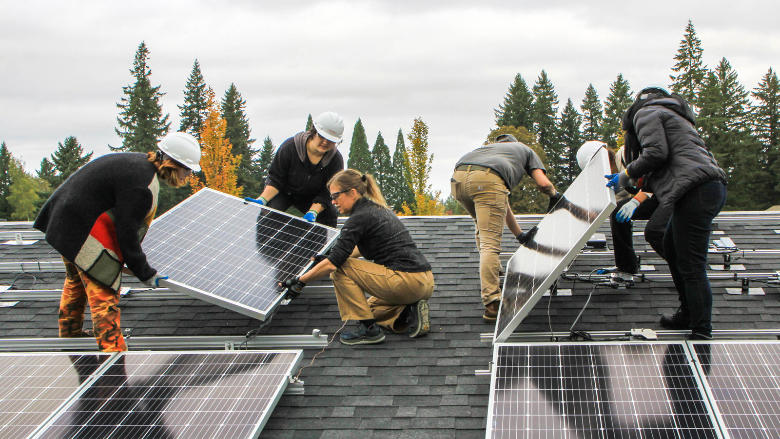 Equipe de instalação de painéis solares